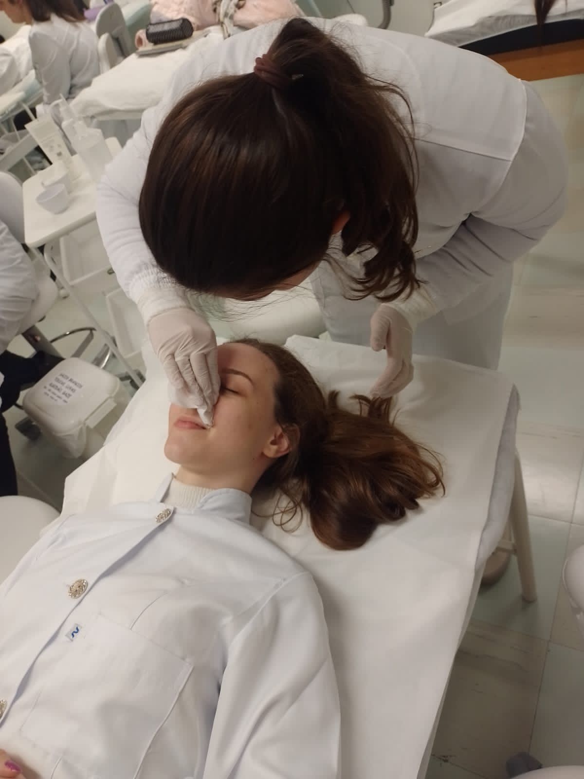 Marciele realizando higienização facial em modelo