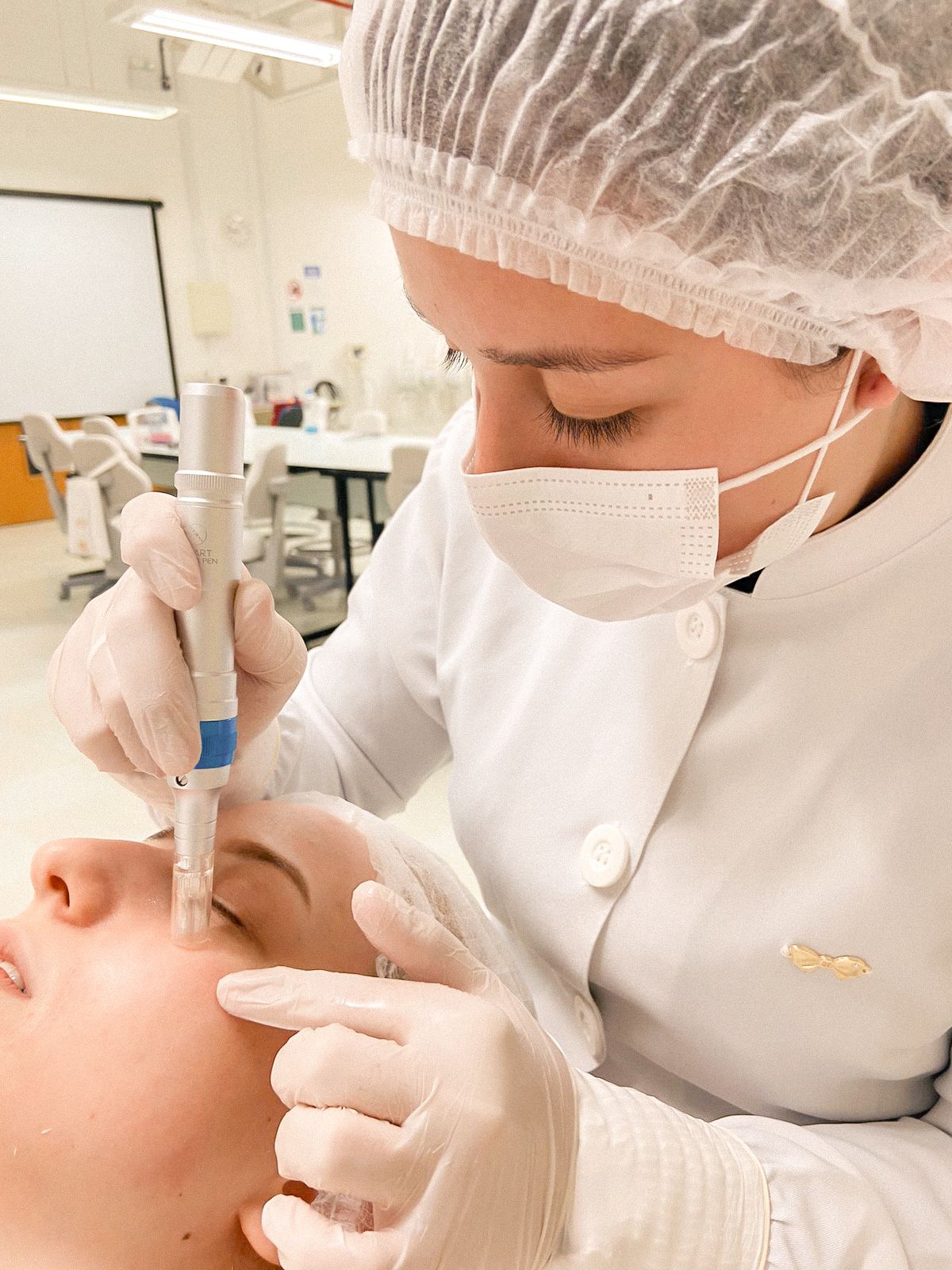Marciele realizando procedimento técnico facial com equipamento especializado